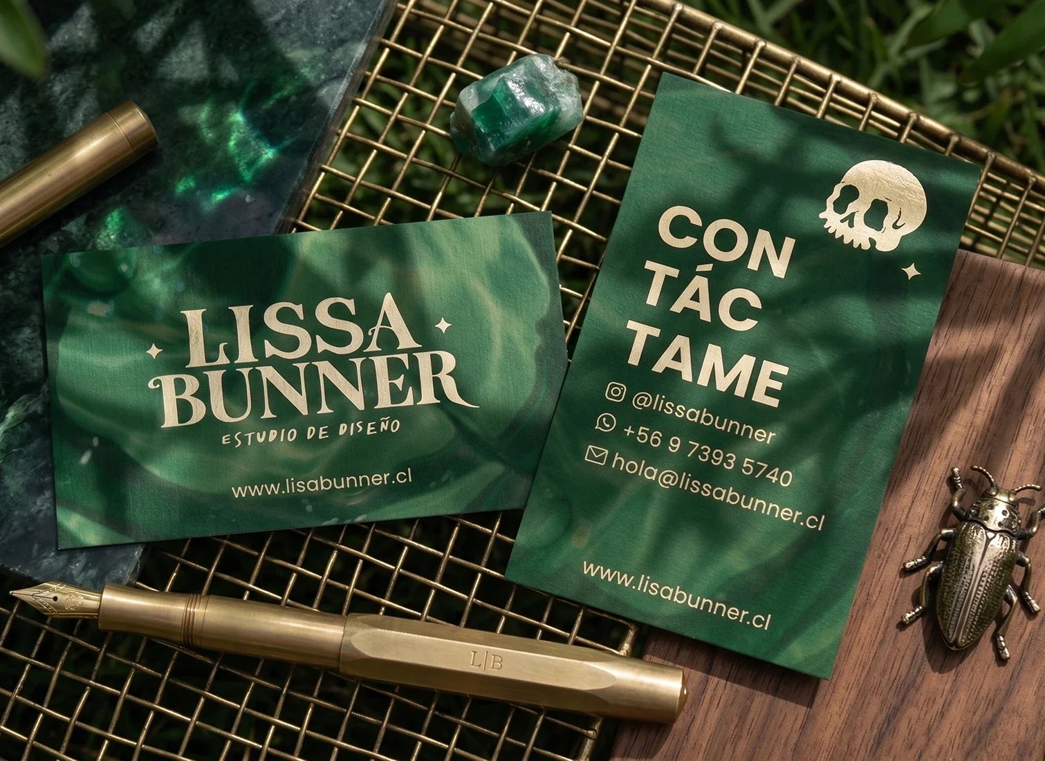 Tarjetas de contacto verdes con el logo y las ilustraciones de Lissa Bunner.