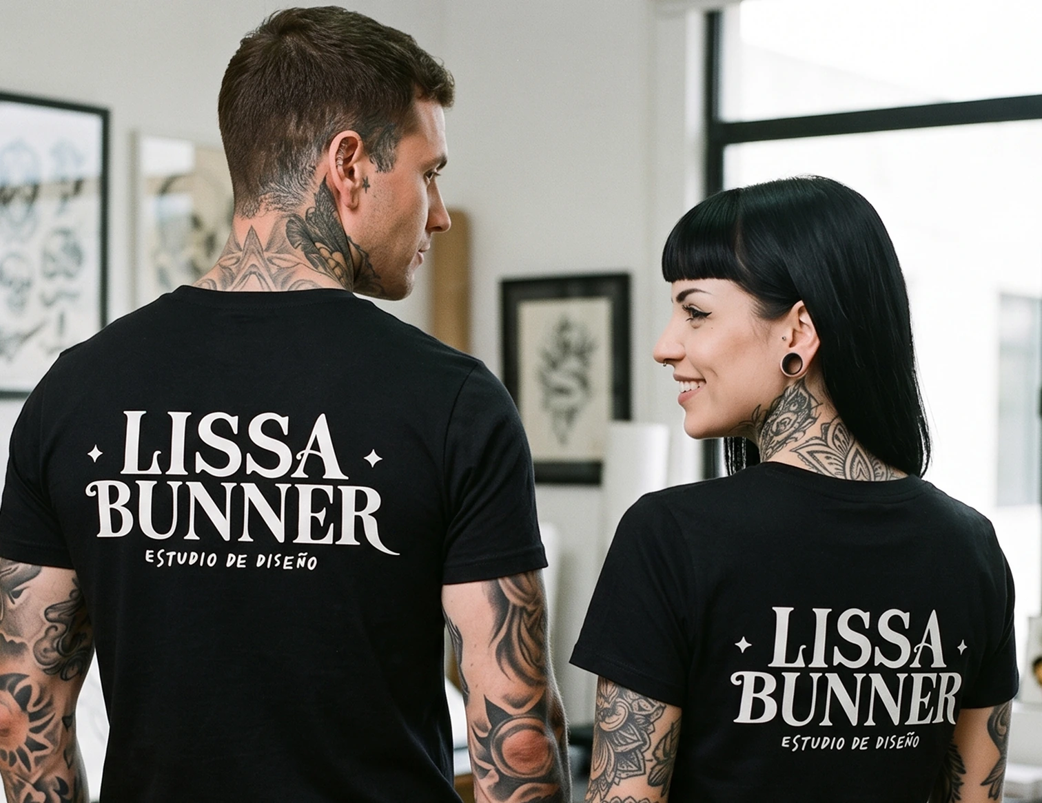 Aplicación de la identidad Lissa Bunner en camisetas negras.