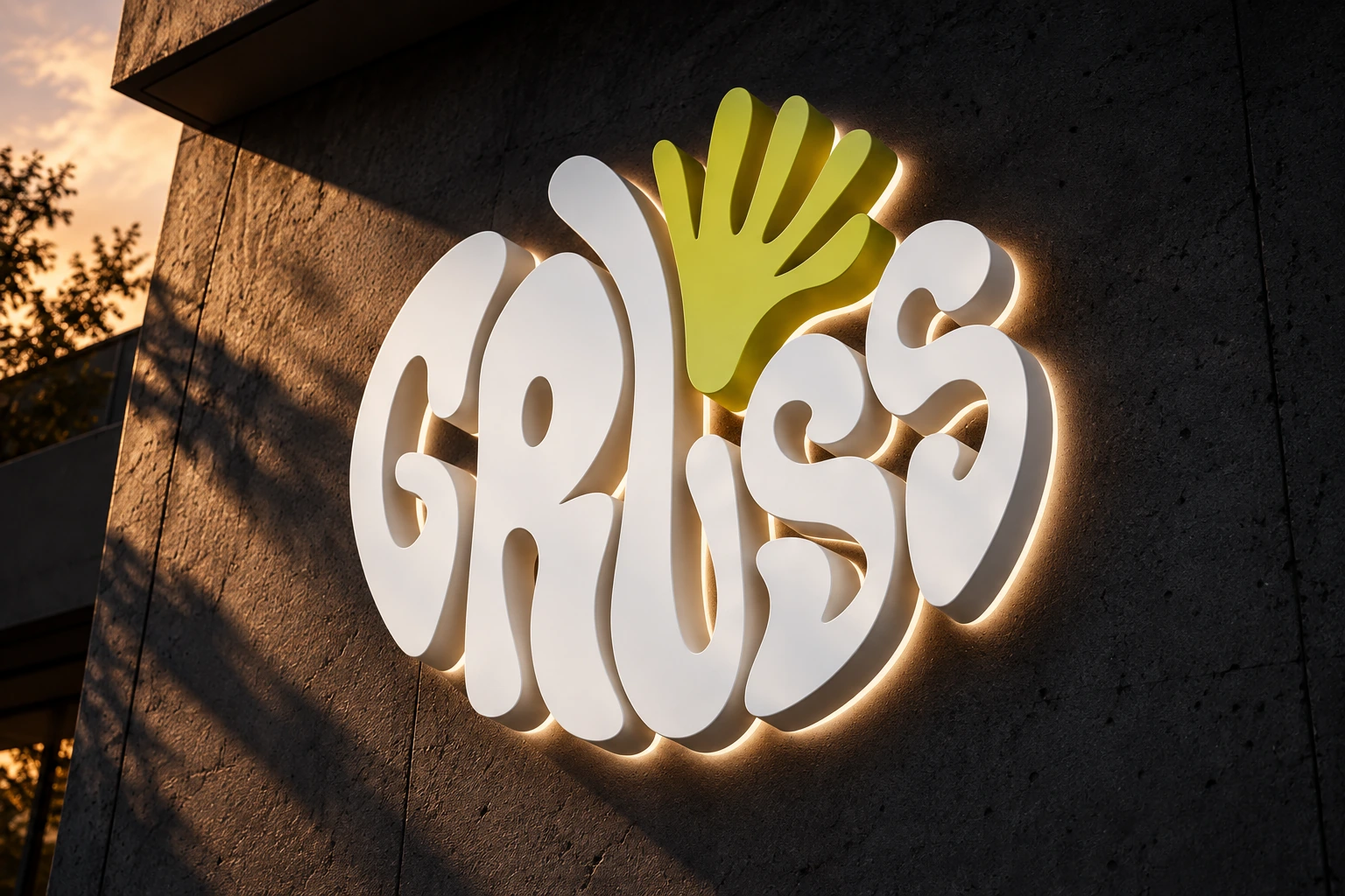 Logotipo de GRUSS aplicado como letrero volumétrico blanco con mano verde sobre una fachada oscura