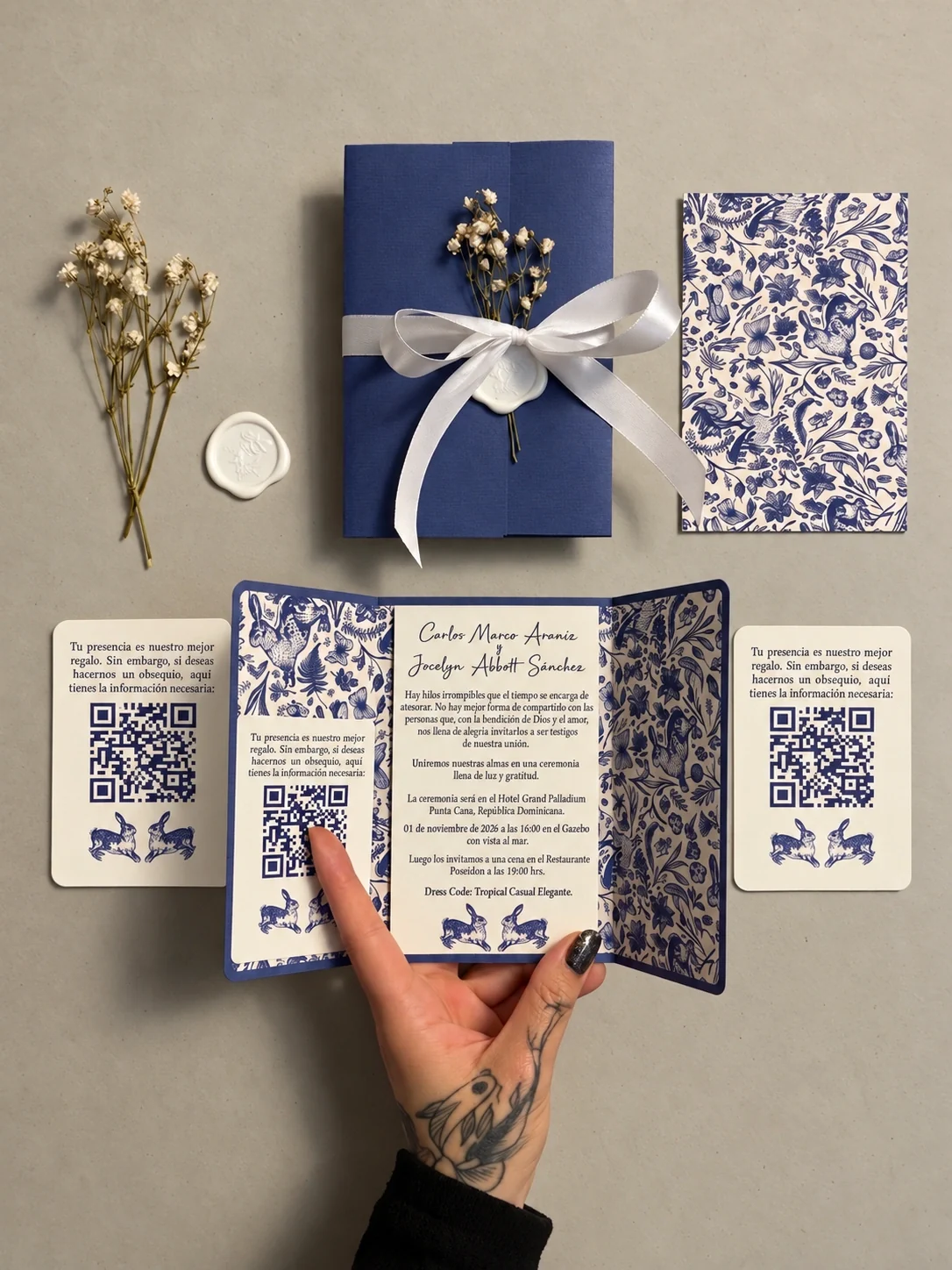Invitación de matrimonio azul y marfil con ilustraciones de conejos, lazo blanco y textos legibles.